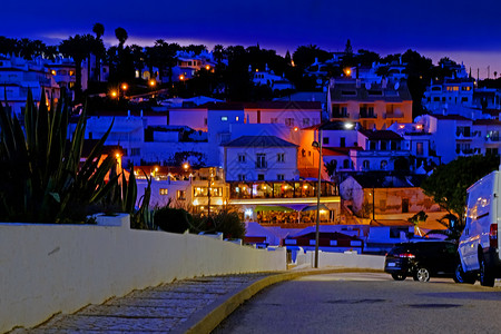 夜间在葡萄牙阿尔加夫的卡沃埃罗村晴天风景优美自然图片