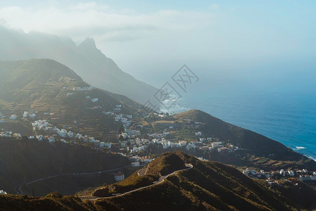 天空景观路向下看西班牙加那利群岛特内里费塔加纳和海洋村Anaga乡村公园风景秀丽的山脉和岩石海岸背景图片