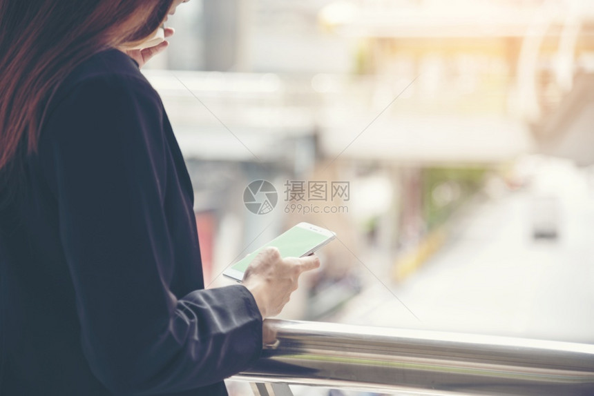 快乐的女士使用智能手机在线购物打电话发短信互联网技术生活方式的女商人使用手机在城市街道上行走智能手机自信女现代城市称呼图片
