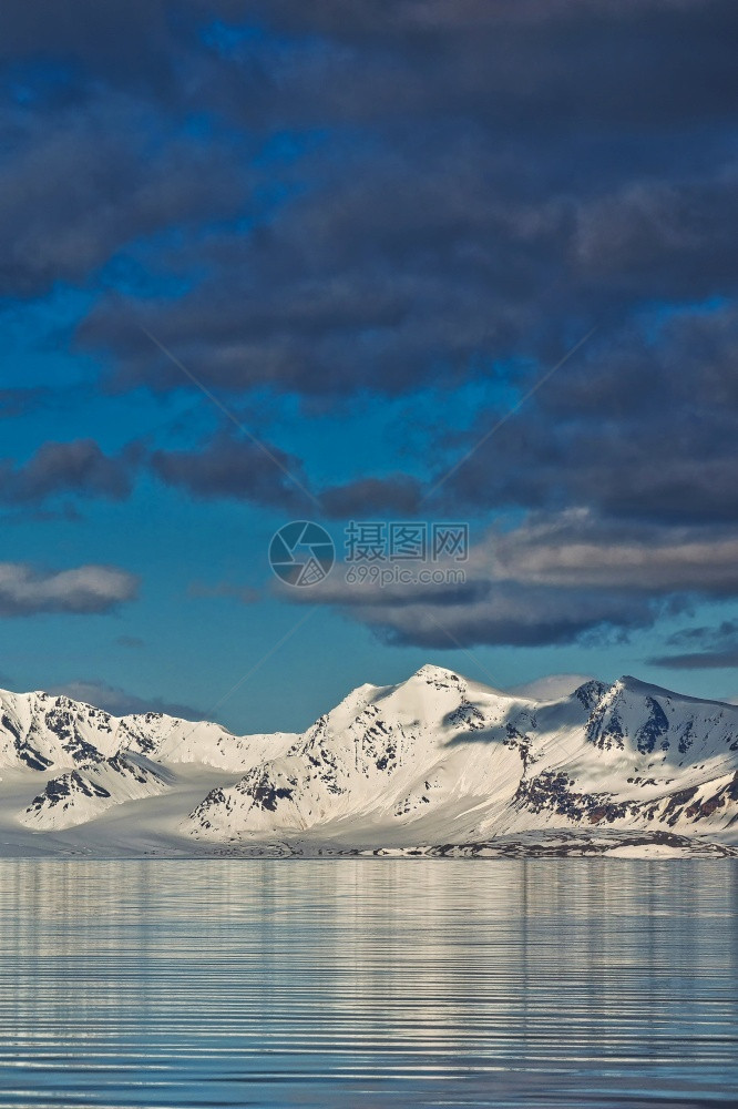 环境的白雪皑山脉奥斯卡二世土地北极斯匹次卑尔根瓦巴挪威欧洲栖息地图片
