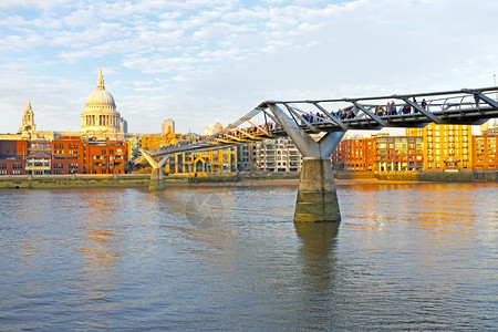 泰晤士河欧洲塔圣保尔斯柯普教堂与联合王国伦敦千年桥图片