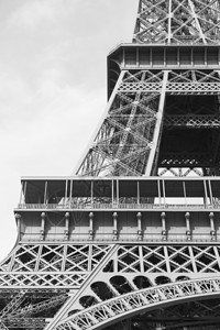 黄色的结构体Eiffel铁塔的视野法国巴黎角度图片