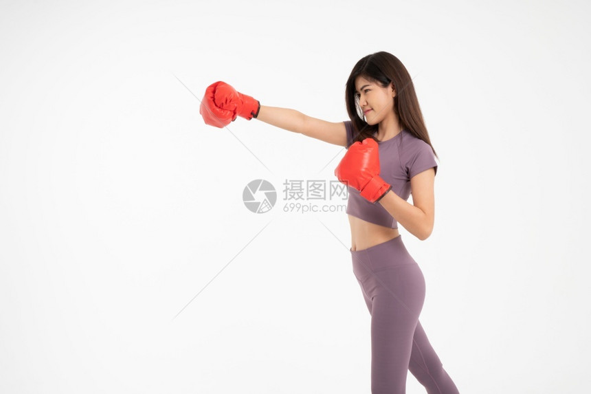 打拳击的年轻女子图片