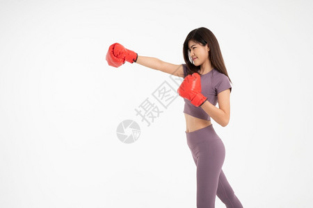 打拳击的年轻女子图片
