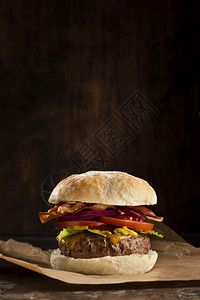 多汁的正面图美味汉堡布置美丽的照片正面图美味的汉堡布置工作室图片