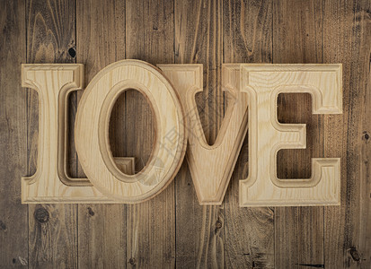 乡村橡木形成胡桃背景上的爱情字词木母圣华伦人节的概念信图片