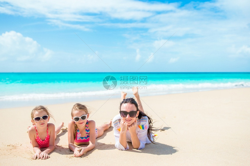 女孩年轻的有子母亲在海滩上家庭假期在热带海滩度假的幸福美丽家庭巴布达图片