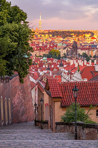 建筑学来自布拉格城堡的景象日落的城市教科文组织纪念物捷克夏天建造图片