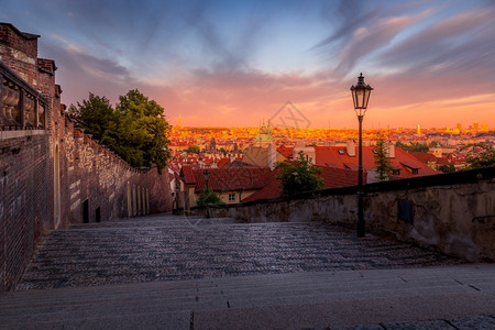 来自布拉格城堡的景象日落的城市教科文组织纪念物捷克观光城市的夏天图片