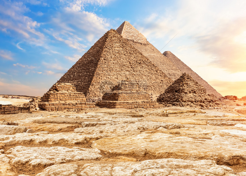沙子和石头中的金字塔吉萨埃及沙子和石头中的金字塔埃及棕榈太阳图片