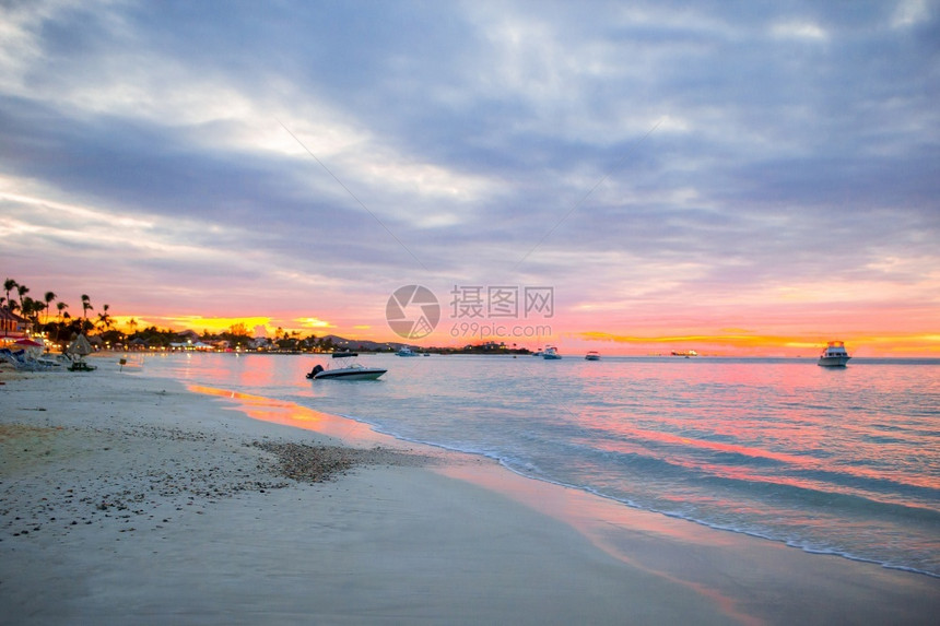 金的在异国情调加勒比海滩上令人惊叹的美丽日落在异国情调的加勒比海滩上令人惊叹的美丽日落出采取图片