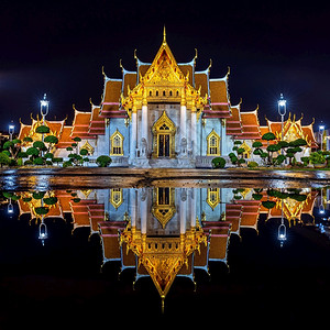 本贾马博比特在泰国曼谷夜间的WatPetchamabophit或Marble寺庙观光灵东方的背景