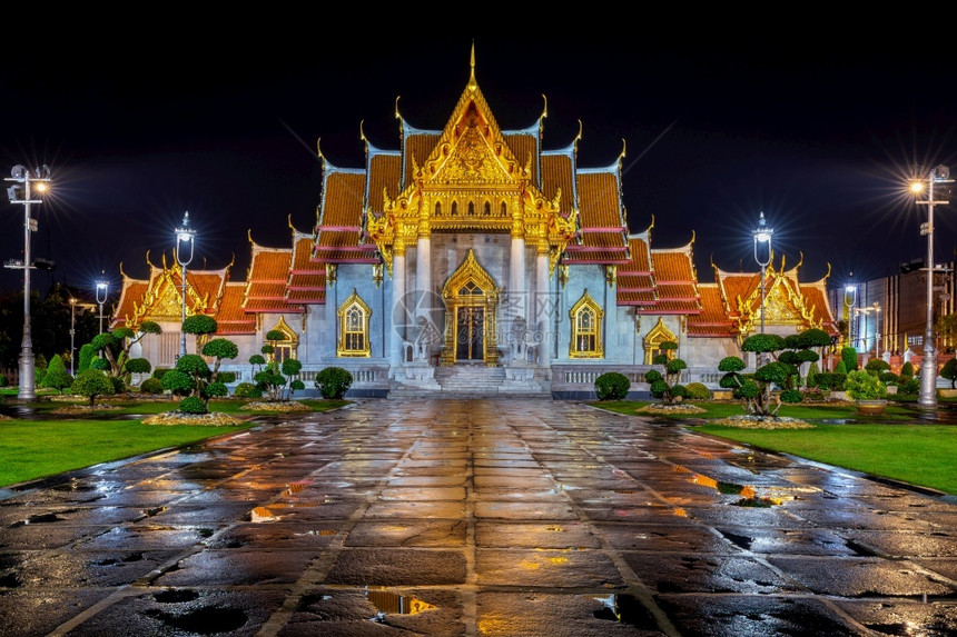 传统的蓝色著名在泰国曼谷夜间的WatPetchamabophit或Marble寺庙图片