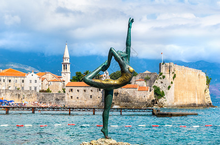 纪念碑布德瓦老城背景的芭蕾舞女神像布德瓦黑山芭蕾女神像海滩户外图片