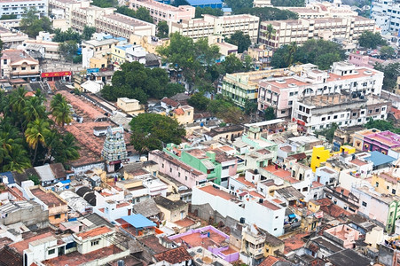 纪念碑明亮的坦贾武尔特里奇市拥挤的印度城景观拥有色彩鲜艳的房屋南印度泰米尔纳德邦墙背景