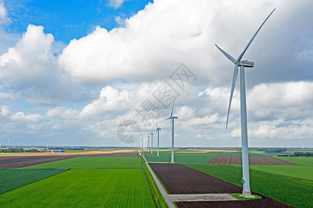 稻田中的风能发电风车图片