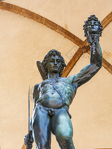 希腊语英仙座人掌佩尔修斯的青铜雕像握着意大利佛罗伦萨本文托切利尼制成的梅杜萨断头图片