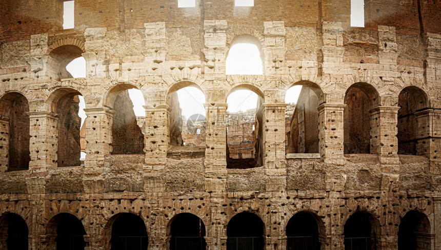 意大利语罗马在日落时的巨石太阳光穿透拱门优质的考古学图片