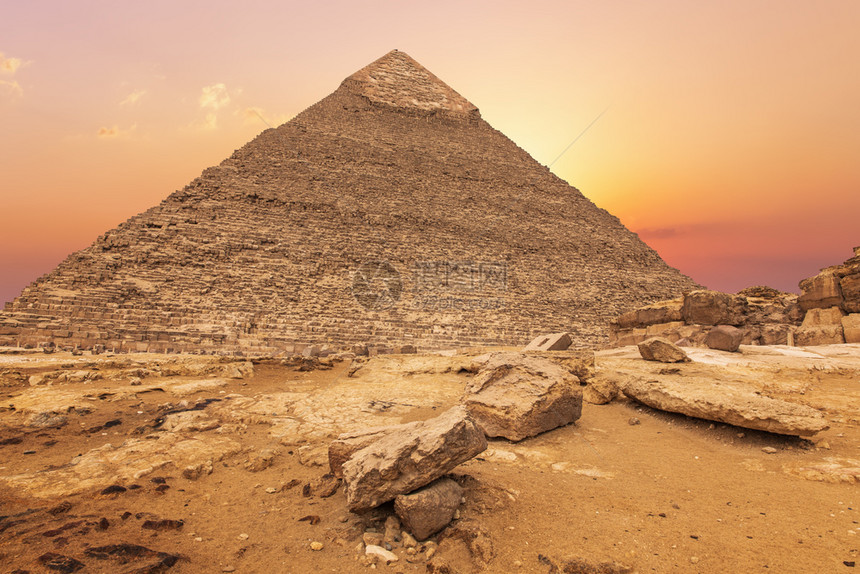 丰富多彩的夕阳下美丽哈夫拉金字塔埃及吉萨夕阳下美丽的哈夫拉金字塔埃及吉萨地标废墟图片