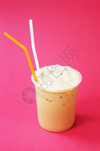 一杯有frappuccino咖啡鸡尾酒冷清凉饮料或红底冰的热带果汁冰沙背景图片