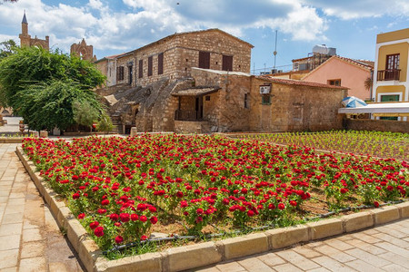 在塞浦路斯岛法马古塔的老中世纪城墙上的广场看到鲜花绿色红的帕利卡拉斯图片