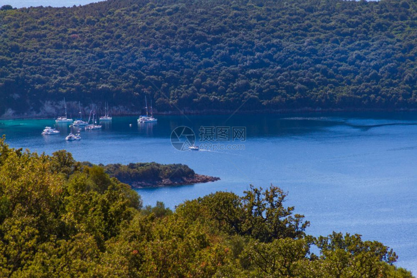 海景村庄希腊伊普鲁斯奥阿尼亚海西沃塔地区平草清蓝水域和帆船的示红植被清蓝水域和帆船欧洲图片