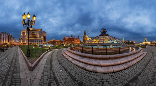 暮历史的马内格广场和莫斯科克里姆林宫之夜的全景俄罗斯莫科发光的图片