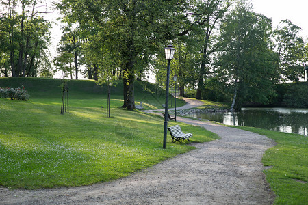 城市塞西拉脱维亚街道及公园都开花绿化了约20619年历史的据点照片图片