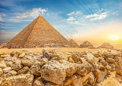 文化日落时在吉萨大金字塔周围的石块遗迹头图片