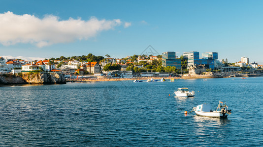 巴里斯托伊斯城市景观旅行夏季葡萄牙湾Cascais海滨城市风景期间葡萄牙湾有船只以及公共和拥挤的海滩夏季葡萄牙湾Cascais海边城市风景支背景