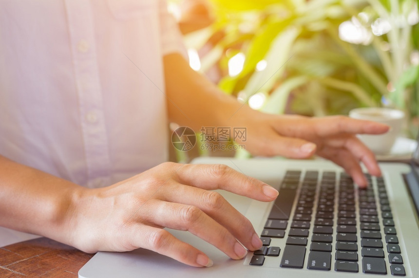 自由女佣手握在咖啡馆的键盘笔记本电脑上女孩使用笔记本打字网络搜索浏览软焦点图像电子邮件一种在职的图片