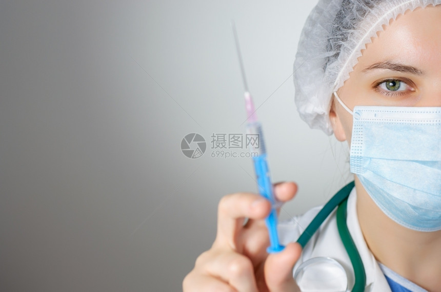 制服疫苗补救配备注射器的女医生关注眼睛图片