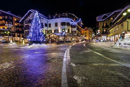 城市晚夜意大利阿尔卑斯山麦当娜坎皮利奥中央广场意大利阿尔卑斯山欧洲灯图片