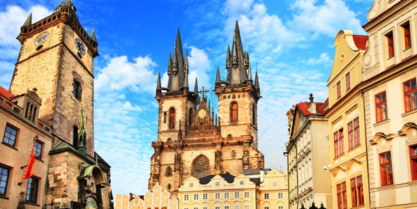 雕塑布拉格教堂和占星钟塔的标志景象大教堂城市的图片
