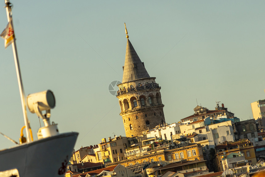 景观由一艘船拍摄的加拉塔GalataTower照片城市历史图片