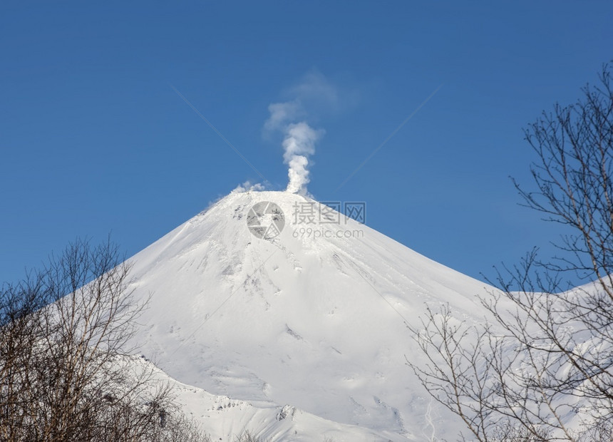 爆发卡姆恰特半岛冬季火山和卡姆恰特半岛活火山温季和阿瓦钦斯卡索普爆炸骨灰图片