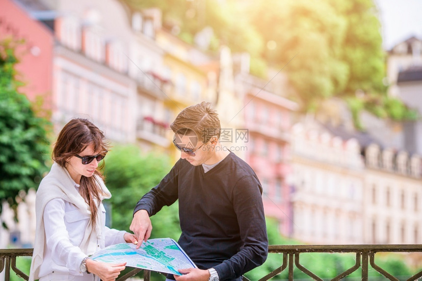 在意大利古老的空窄街道上一家庭在辛克特尔市意大利度假的欧洲日户外旅行的年轻游夫妇以意大利语度假的旅行年轻游夫妇在CinqueTe图片