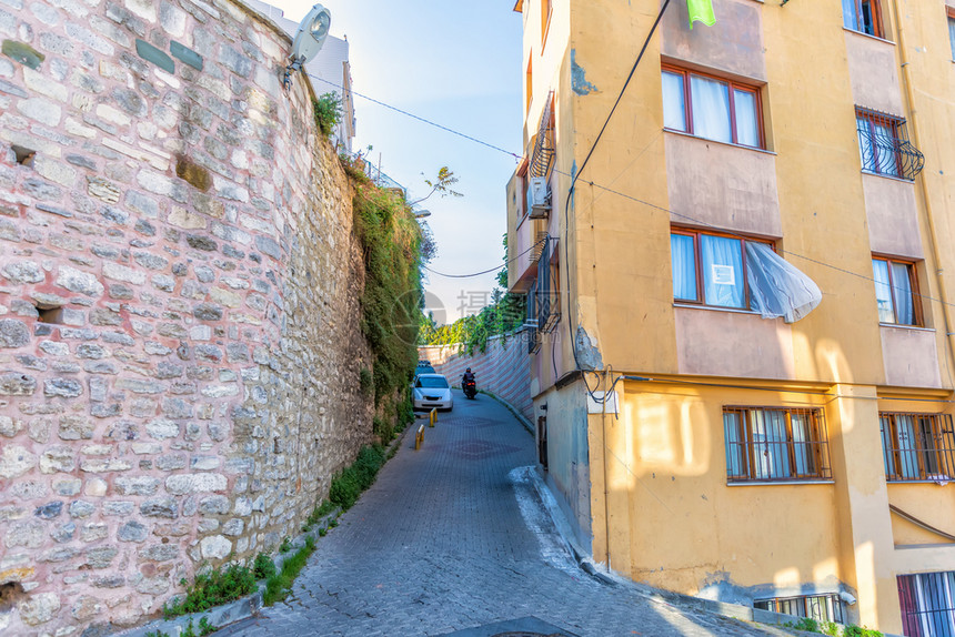一种文化Fenner区风景狭小街道和古老的希腊墙壁伊斯坦布尔帕纳图片