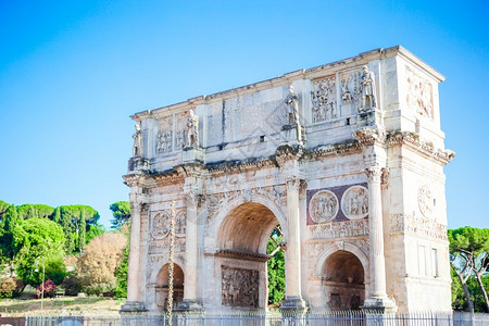 平静的意大利罗马君士坦丁大拱的风景意利罗马康斯坦丁大王在阳光明媚的节假日风景观许多图案家暑假意大利罗马历史的背景图片