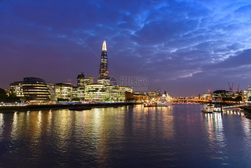 脱欧著名的在黄昏晚夜有选择地聚焦于英国塔桥隆登市天际和泰晤士河的全景商业图片