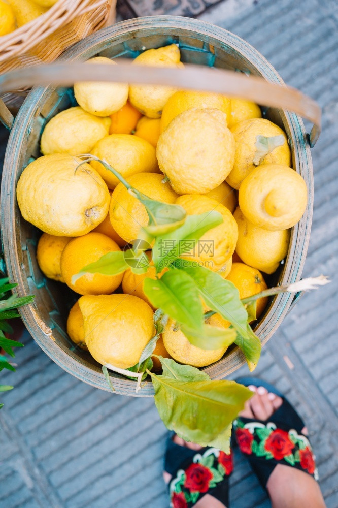 户外街道柠檬汁意大利五渔村科尔尼亚街上装满柠檬的柳条篮意大利科尔尼亚街上装满柠檬的柳条篮图片