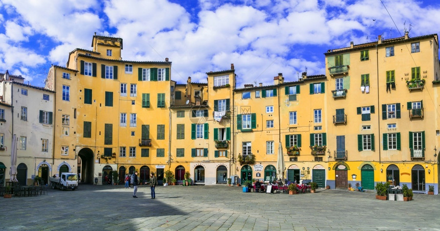 圆形的场景意大利托斯卡纳州美丽的多彩广场卢卡老镇PiazzadellAnfiteatro2018年月屋图片