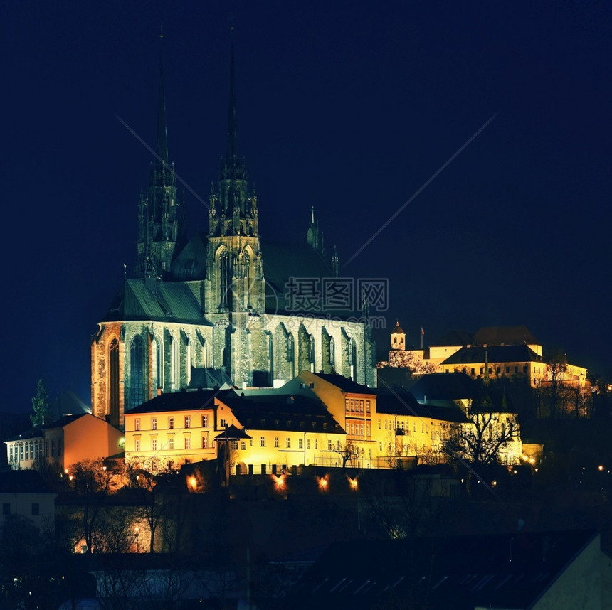 黑色的夜间摄影Petrov布尔诺市的圣彼得斯和保罗教堂城市古老建筑中欧洲摩拉维亚图片