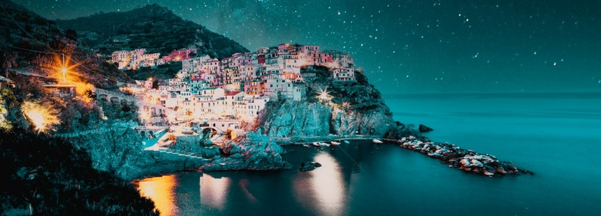 旅行在意大利LaSpezia的CinqueTerre夜间在Manarola村一带星夜景观拉图片