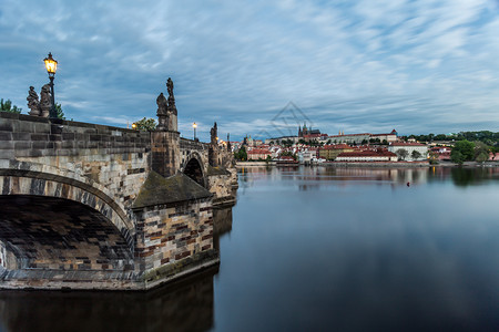 城市景观在伏尔塔瓦河的背后景里伟大的布拉格城堡老图片