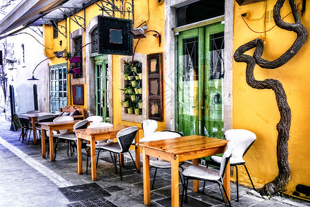 罗西姆诺希腊传统多样的希腊系列希腊克里特岛老城Rethymno克里特岛小街道Rethymno狭窄街道上的Crete岛传统酒馆的小型街头餐背景
