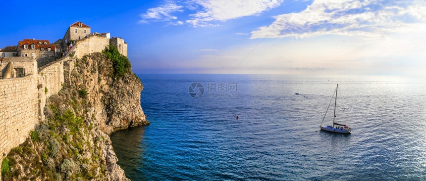 克罗地亚旅行古代Dubrovnik镇游客和轮旅目的地观察加固墙壁和城堡Landmarks并旅行克罗地亚古代Dubrovnik镇地图片