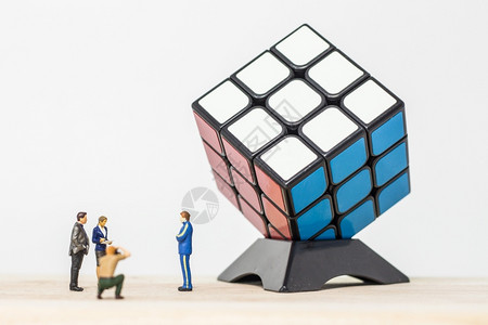 丰富多彩的智力游戏男摄影师拍了魔方赢家3x的立方体在白色背景上的照片图片