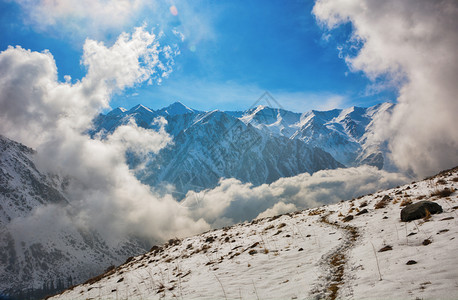 有雾阿尔卑斯山风景优美丽的薄雾岩石风貌有雪和云吉尔斯坦的雾阿拉查公园一望无际图象背景图片
