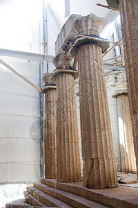 埃皮库里奥斯节省帝国伊壁鸠鲁在希腊巴萨瓦西斯大树冠保护下恢复的古代阿波罗神庙背景